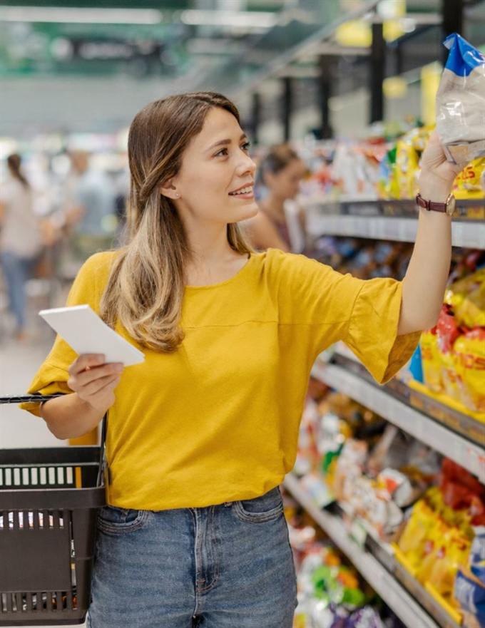 Cliente escolhendo produto no supermercado